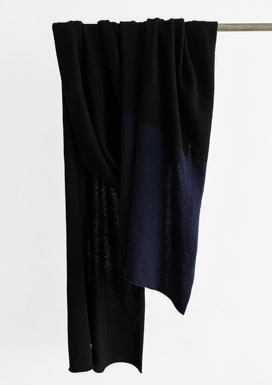 Fine knitted scarf in black knitted cashmere wool with a navy striped end