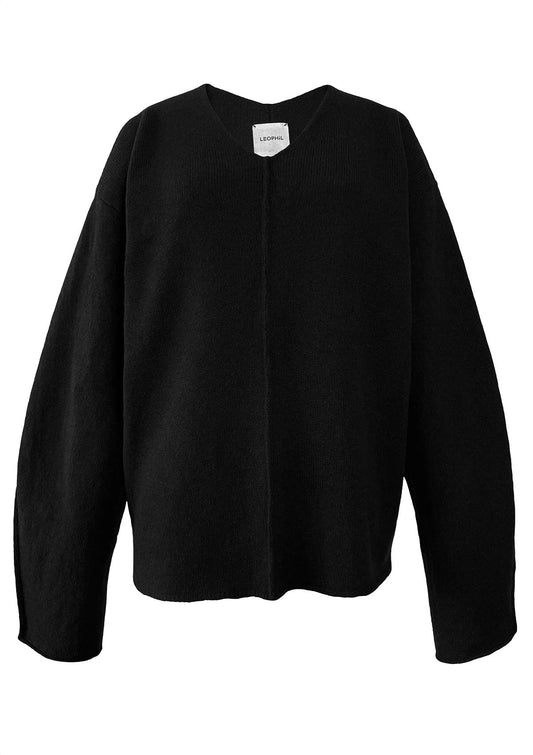 Relaxed Women's sweater with a V-neckline and visible seam details on sleeves, front and back, knit in a black RWS Merino wool