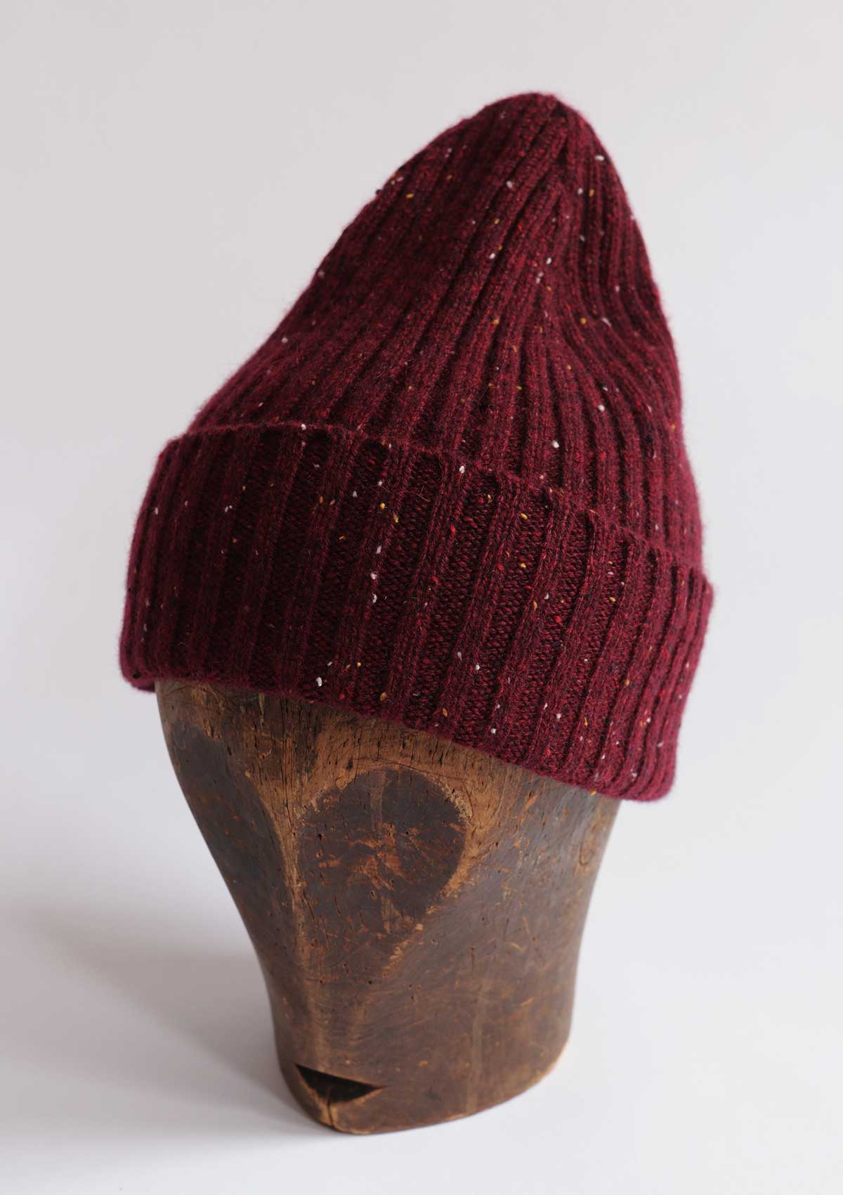 TUVA Ribbed Cashmere Beanie in Bordeaux