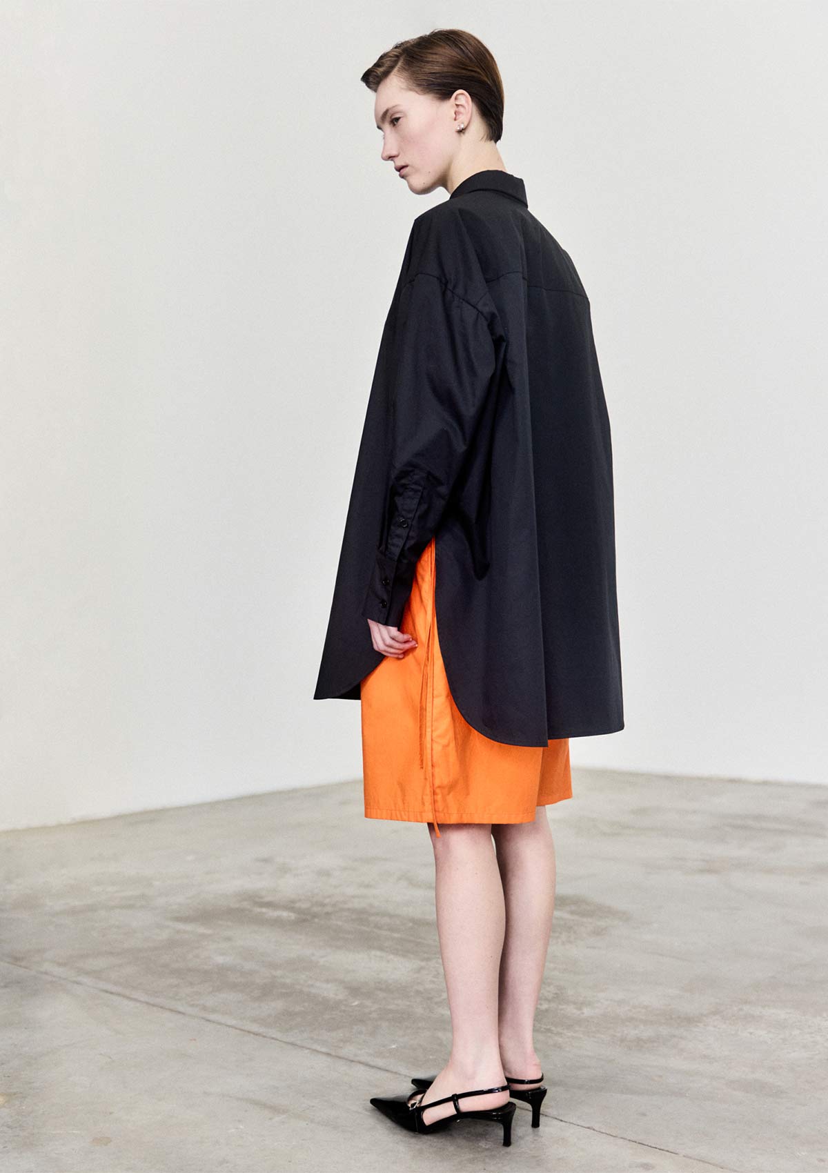 Model wearing the cotton oversized black women's shirt by Leophil