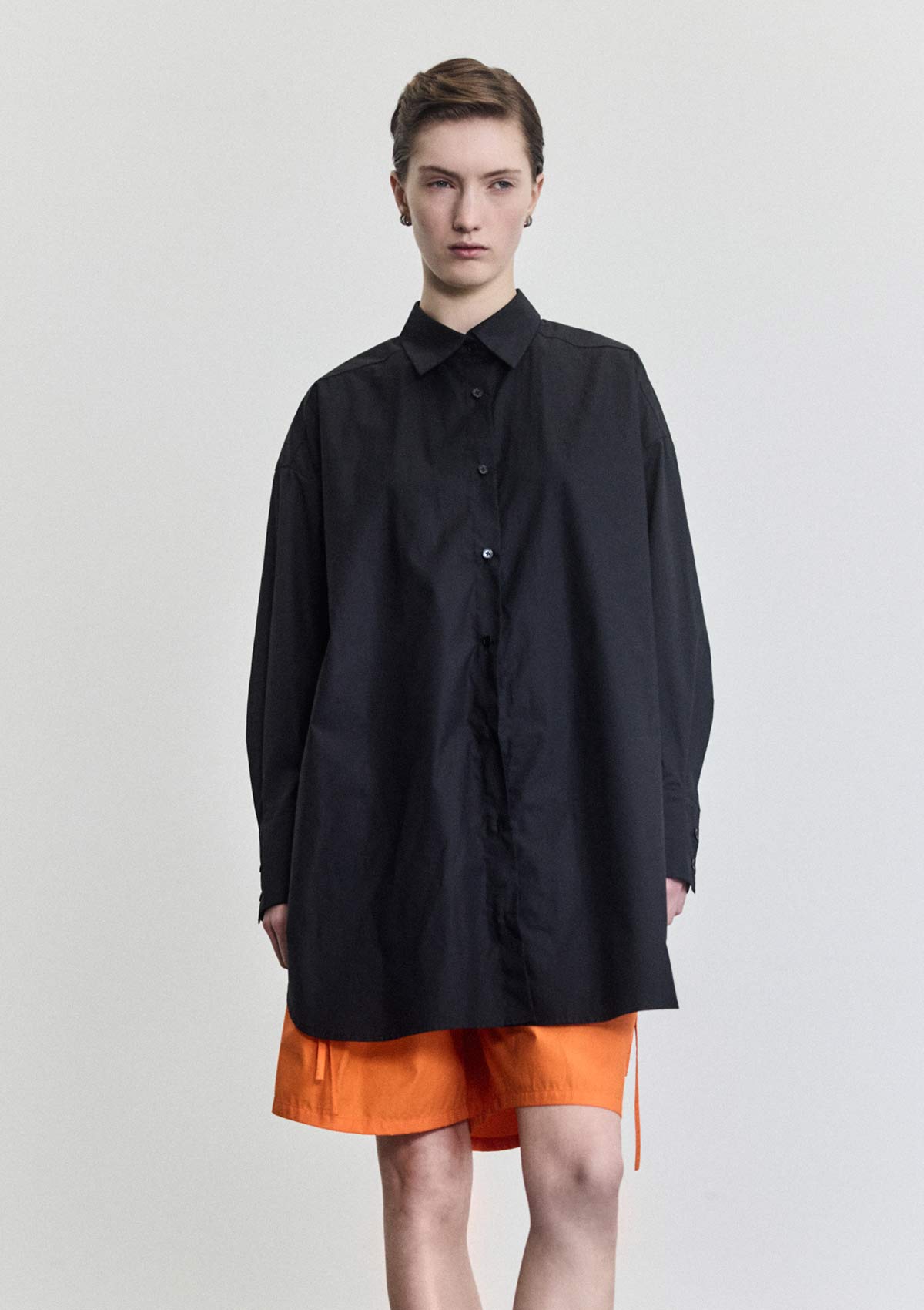 Model wearing the cotton oversized black women's shirt by Leophil