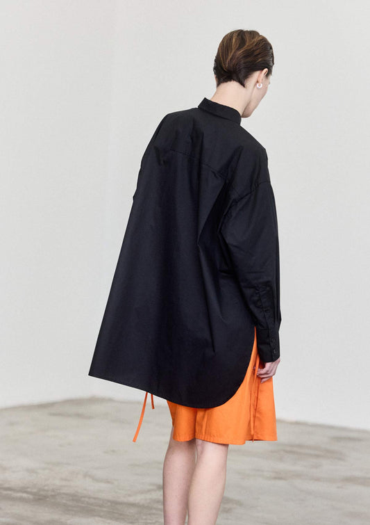 Model wearing the cotton oversized black women's shirt by Leophil