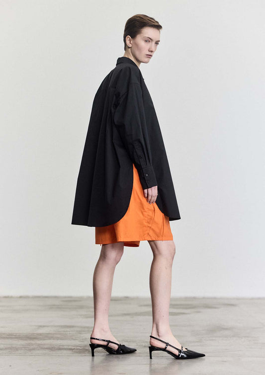 Model wearing the cotton oversized black women's shirt by Leophil