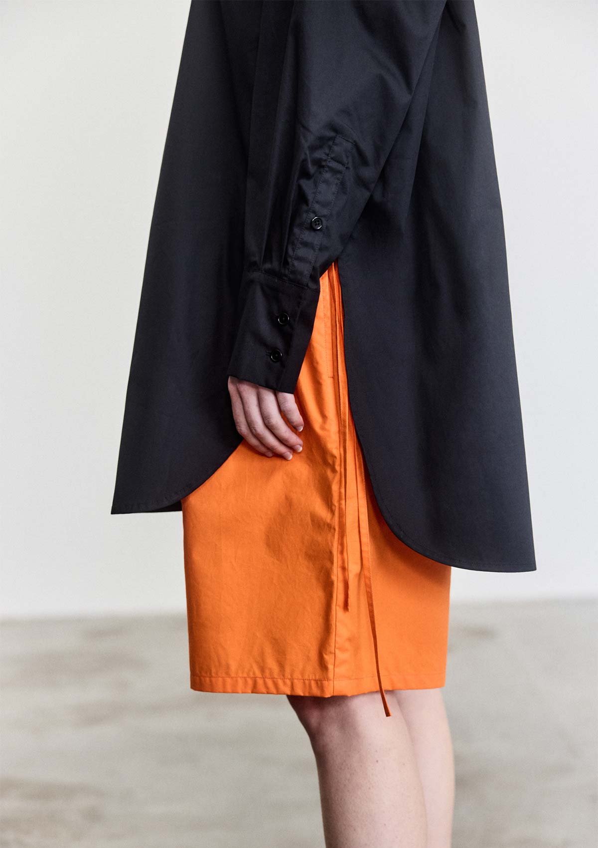 Cotton poplin oversized black women's shirt by Leophil detailed view